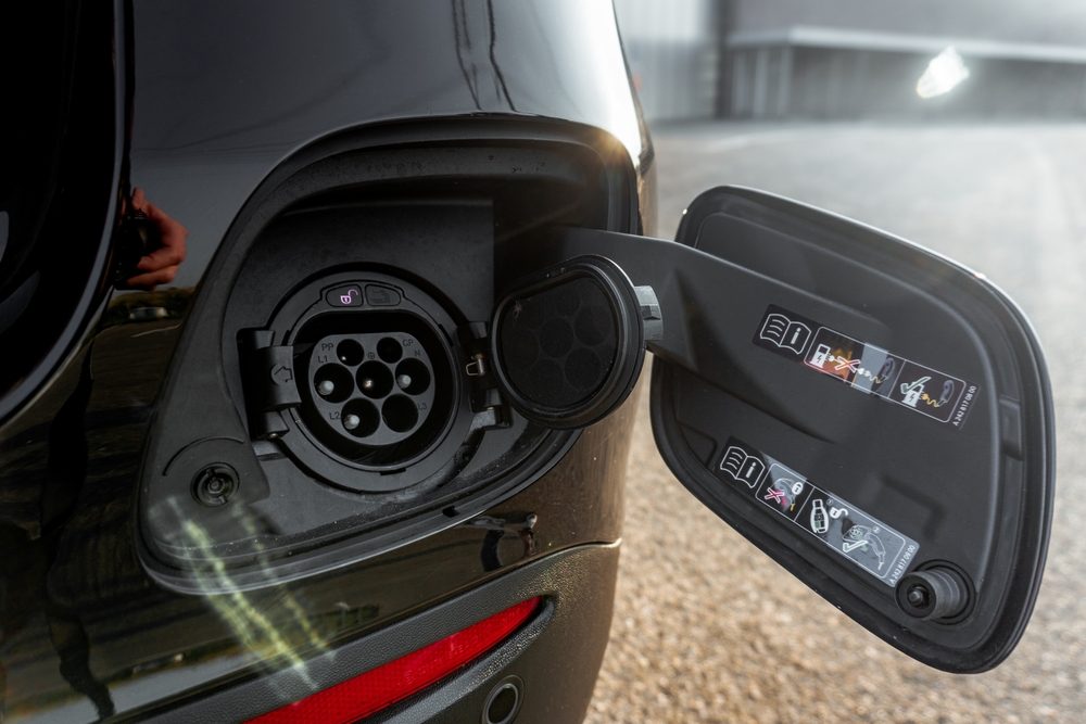 Coche eléctrico cargando para moverse por Madrid con menos restricciones