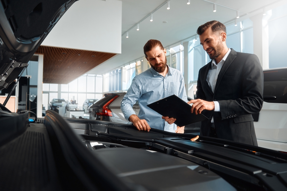Vendedor asesorando a un cliente para comprar un coche de segunda mano en Madrid